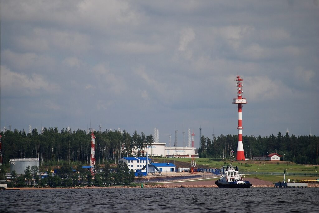 Bulk oil port with tanker ships and loading infrastructure