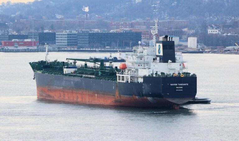 Oil tanker Tanzanite in New York Harbour